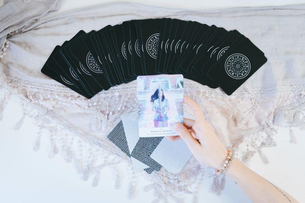 Czy Polacy korzystają z tarota? Sprawdź magię wróżenia online na portalu Wrozby Tarot Online!