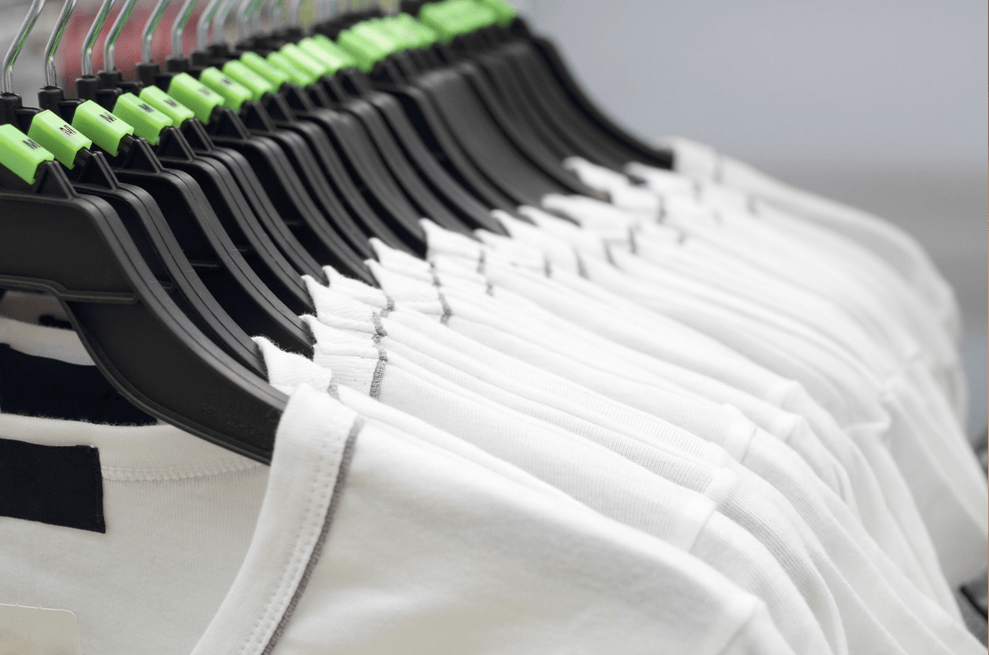 Męskie t-shirty - jak je stylizować, by wyglądać elegancko?