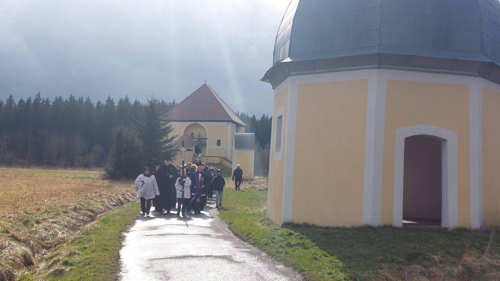 Droga Krzyżowa i eucharystia za Papieża 