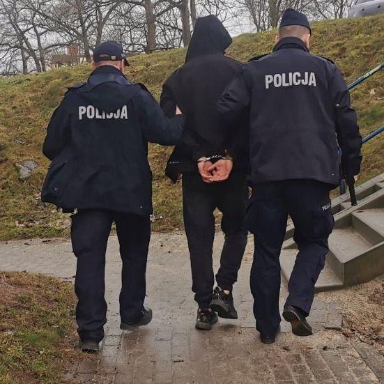 Poszukiwany wyrzucił narkotyki na balkon 