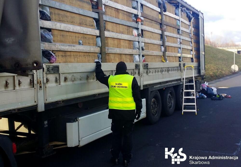 KAS zatrzymała transport 16 ton odpadów odzieży używanej