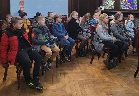 Poznawali historię kamiennogórskiego ratusza