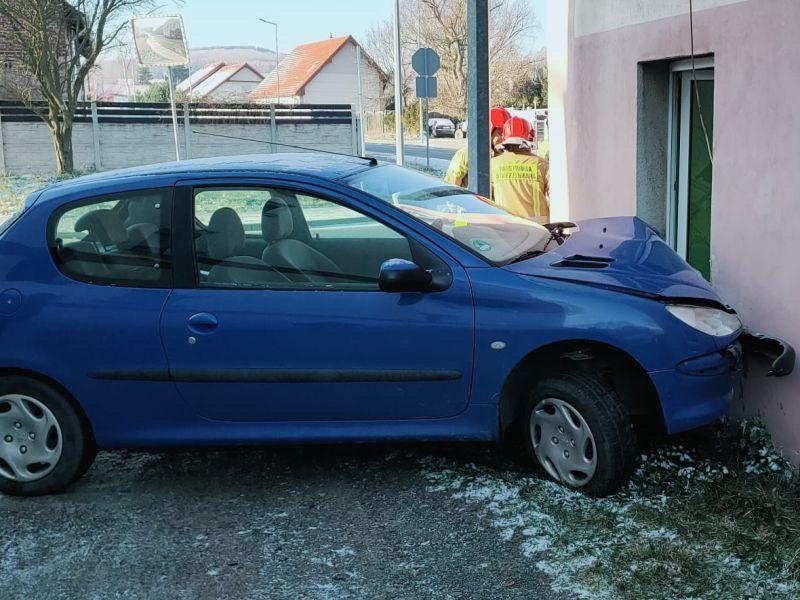 Wjechał w budynek