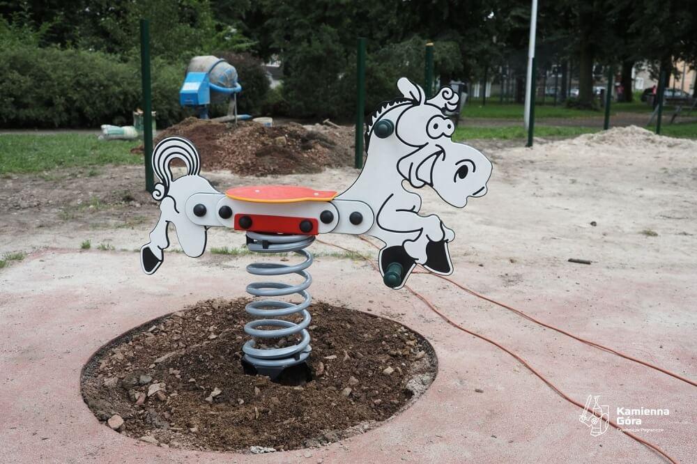Powstają place zabaw