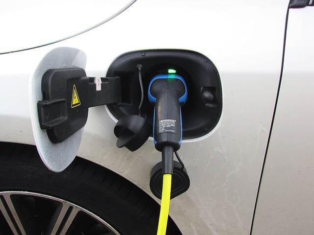Czy warto inwestować w auto elektryczne?