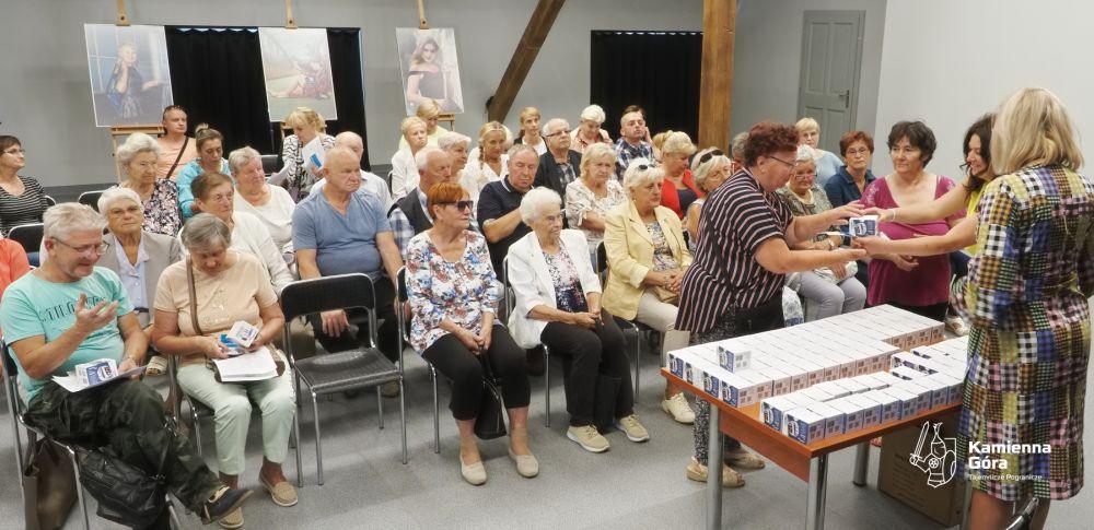 Elektroniczne opaski dla kamiennogórskich seniorów