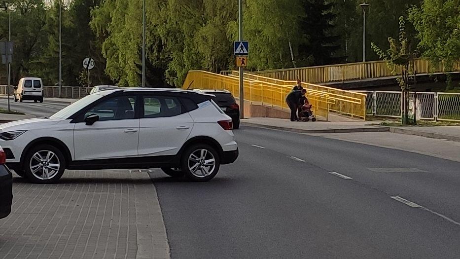 Stał na drodze