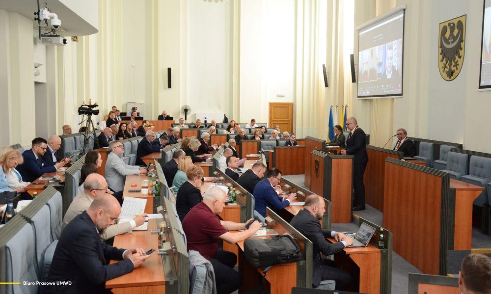 Zarząd Województwa Dolnośląskiego z wotum zaufania oraz absolutorium 
