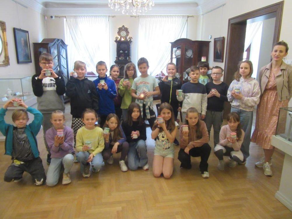 Poznali historię oświetlenia w Muzeum Tkactwa