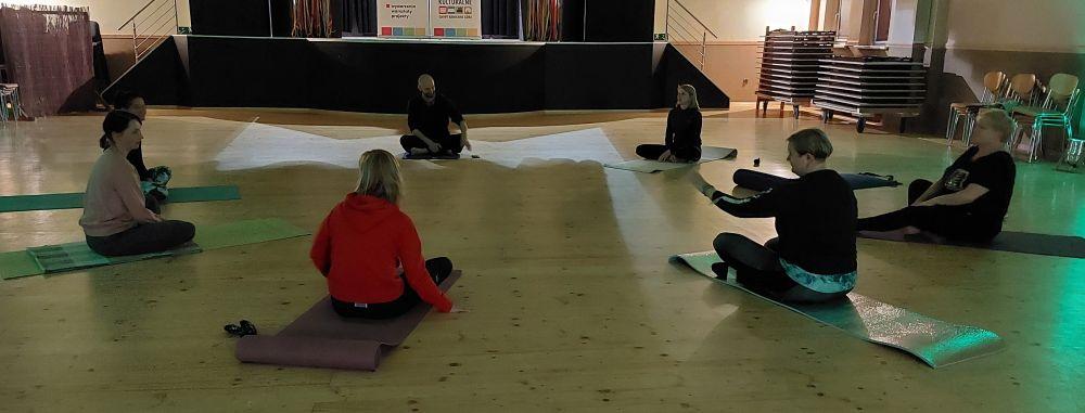 Joga na trawie