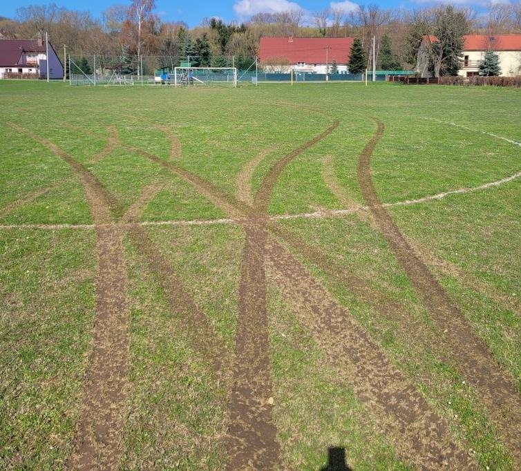 Zniszczone boisko