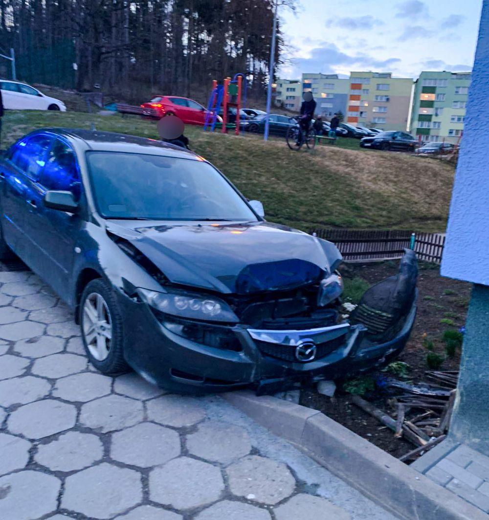 Pijany wjechał w mur