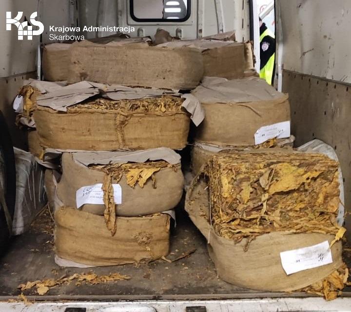 Funkcjonariusze dolnośląskiej KAS przechwycili pond tonę suszu tytoniowego na A4 w kierunku Wrocławia
