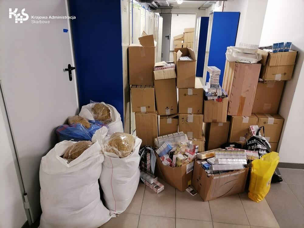 Funkcjonariusze dolnośląskiej KAS wykryli nielegalny tytoń i papierosy bez znaków akcyzy na targowisku w Sieniawce