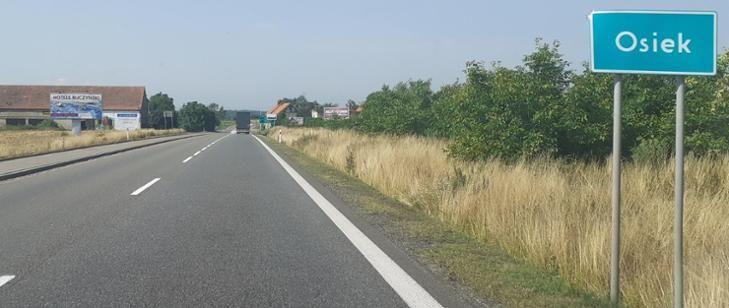 Skrzyżowanie w Osieku z sygnalizacją świetlną i oświetleniem