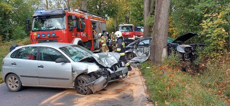 Uderzył w drzewa i samochód