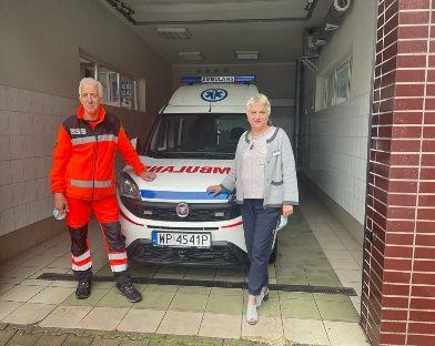 Kamiennogórski szpital zakupił nowy samochód do przewozu pacjentów