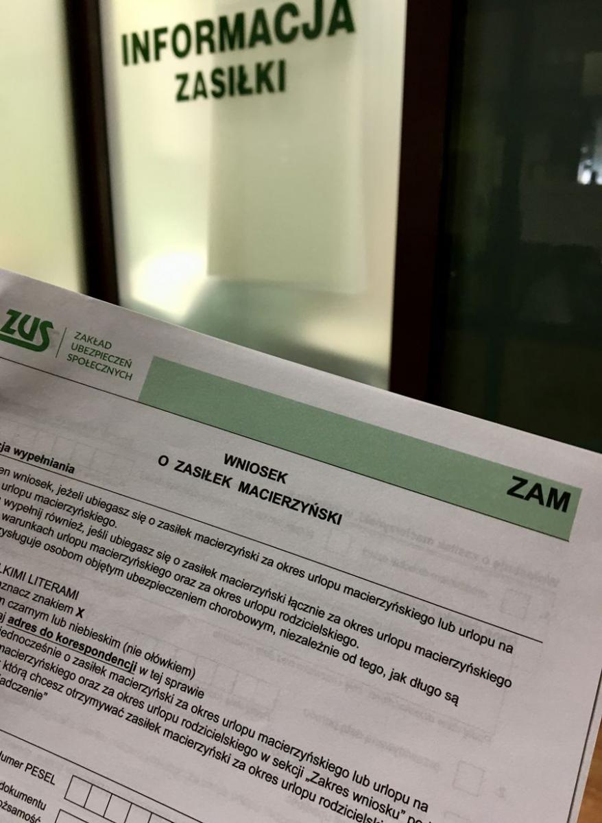 W dzień ojca tata z dzieckiem w domu