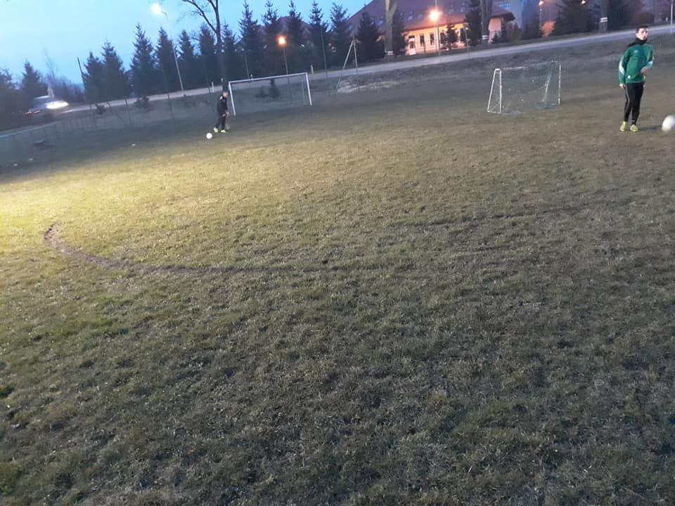 Zniszczenia na boisku