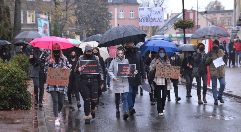 Protest w deszczu - galeria zdjęć, wideo