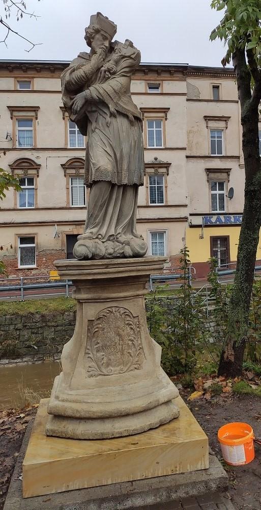 Nepomucen już stoi