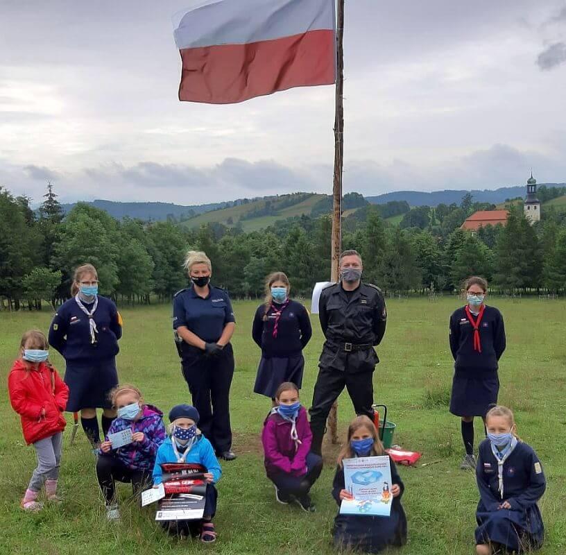 Policjanci z wizytą na obozie harcerskim w Miszkowicach