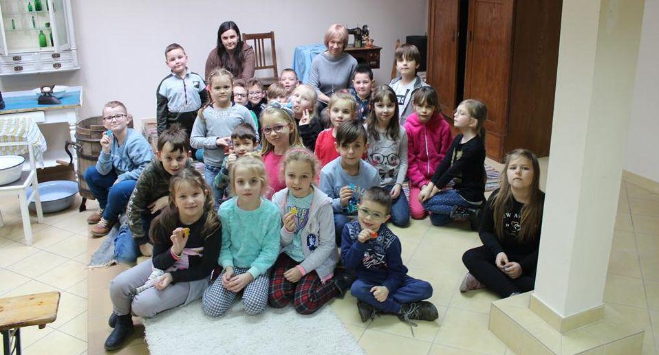 W Muzeum Tkactwa o zwykłych czynnościach domowych
