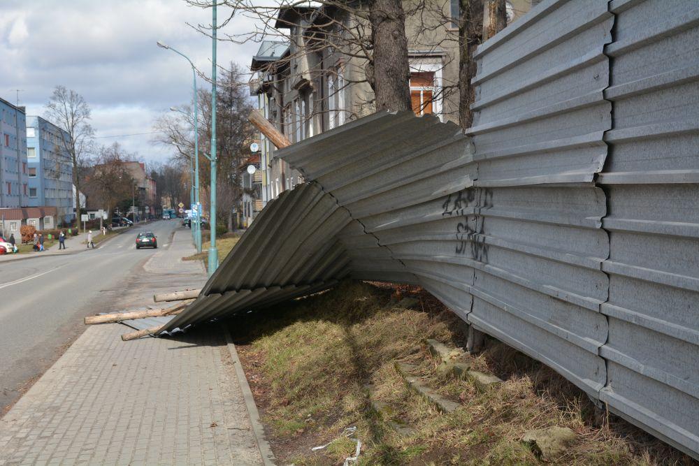 Płot na chodniku
