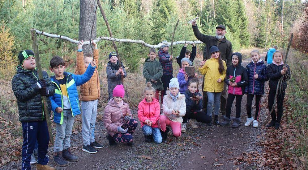 Poznawali warstwową budowę lasu w Szkółce Leśnej w Krzeszowie