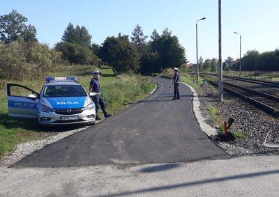 Policjanci na ścieżce