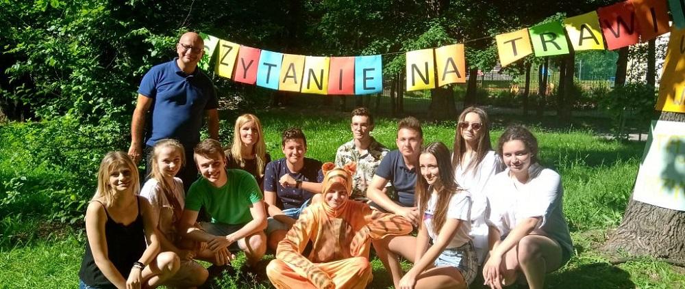 Czytanie na trawie