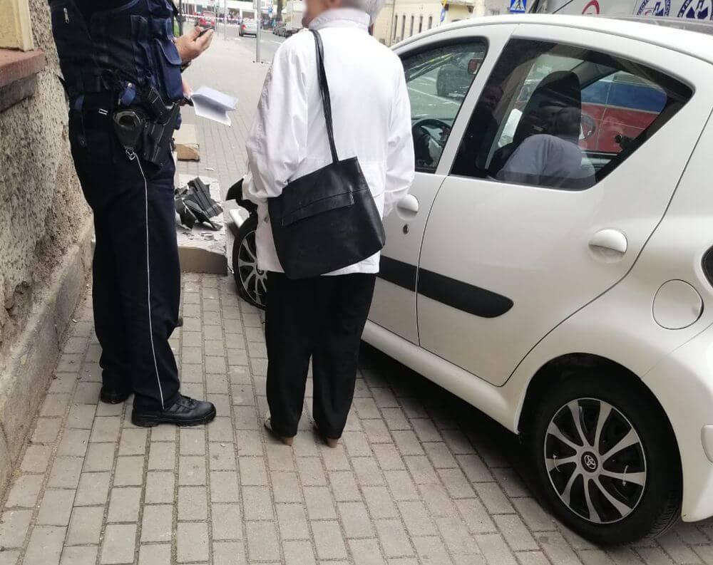 Toyotą w budynek