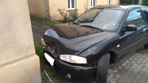 Wjechał w budynek