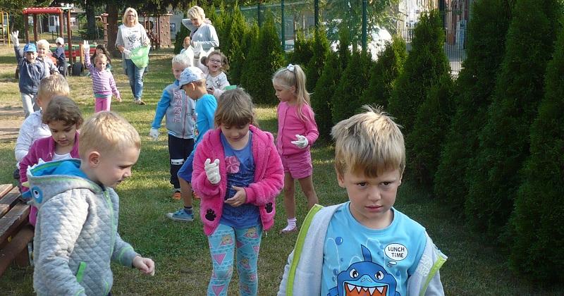 Przedszkolaki sprzątały świat