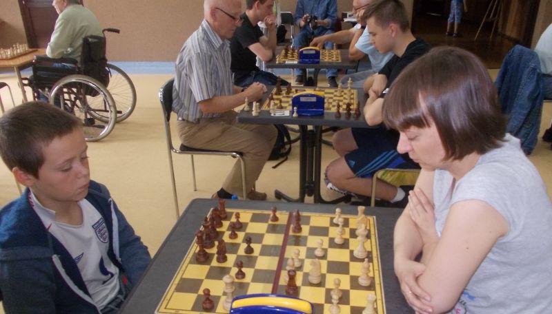 42 szachistów w 42 turnieju