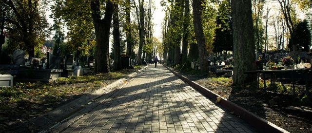 Nowe ścieżki na cmentarzu