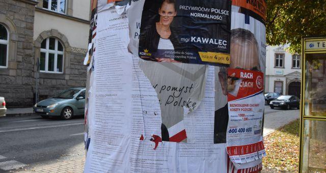Wieszają i niszczą