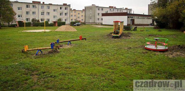 Powstaje plac zabaw