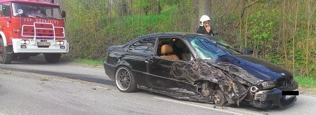 BMW w drzewo