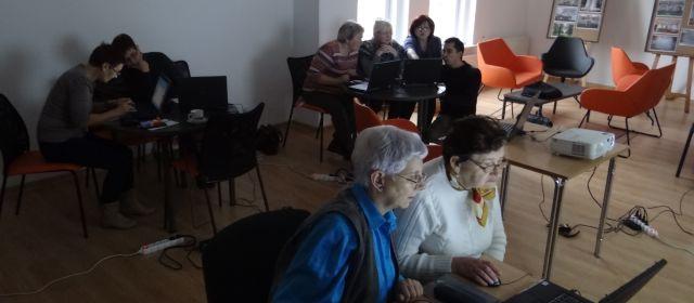 Seniorzy przy komputerach