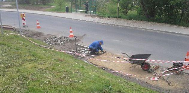 Układają chodnik