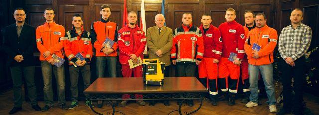 Kamiennogórscy ratownicy z defibrylatorem 