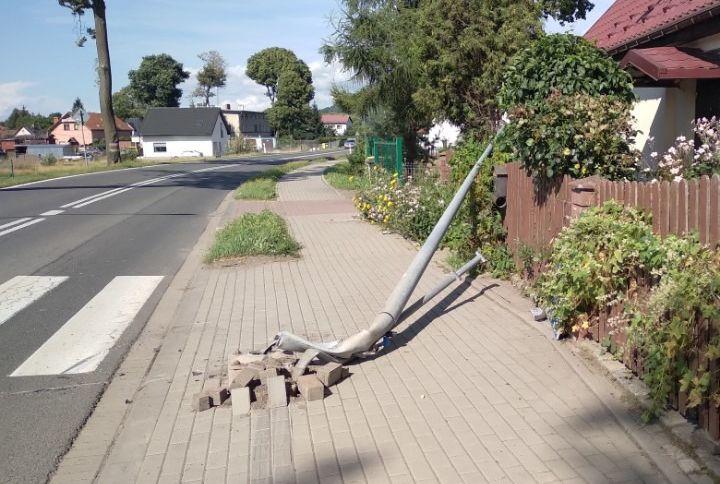 Wjechała w latarnię
