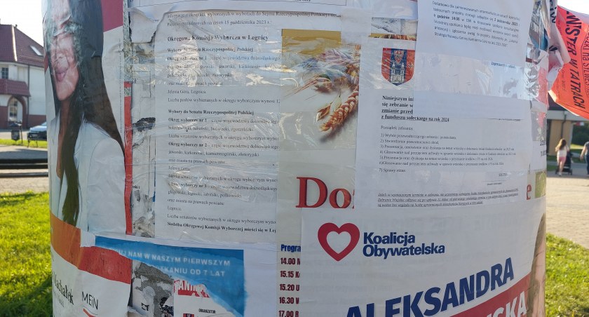 Zaklejają obwieszczenia