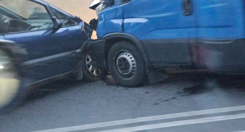 Zderzenie dwóch samochodów - utrudnienia w ruchu