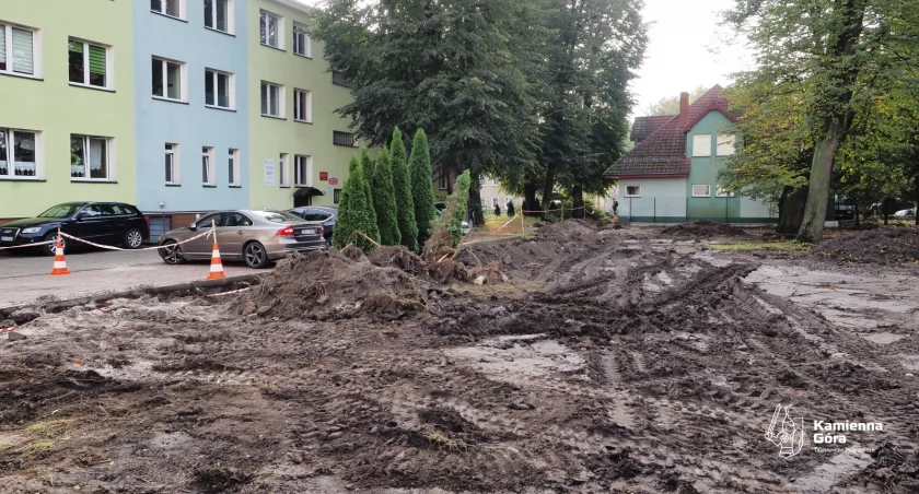 Powstaje plac zabaw