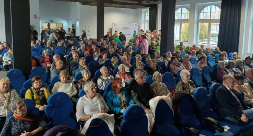 Tłumy na spotkaniu związanym z Ogólnopolską Kartą Seniora w Kamiennej Górze