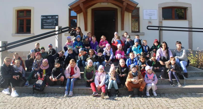 Wycieczka edukacyjna do  Sudeckiej Zagrodzie Edukacyjnej w Dobkowie