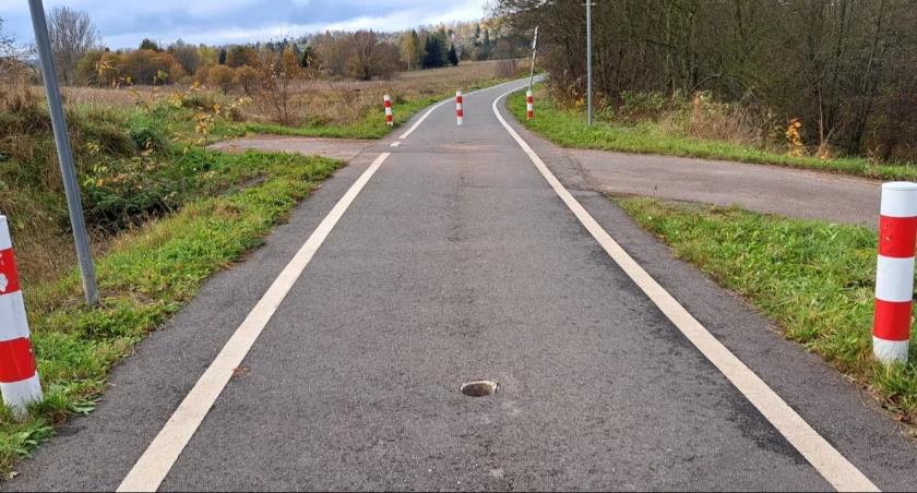 Wyrwany słupek na ścieżce rowerowej