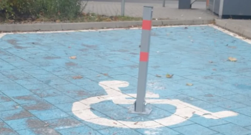 Słupek na miejscu dla niepełnosprawnych